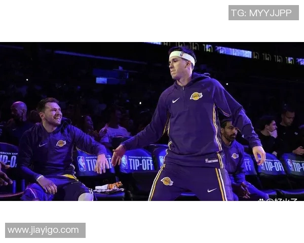 湖人队东契奇与里夫斯核心竞争下的团队协作挑战 湖人队东契奇与里夫斯核心竞争下的团队协作挑战